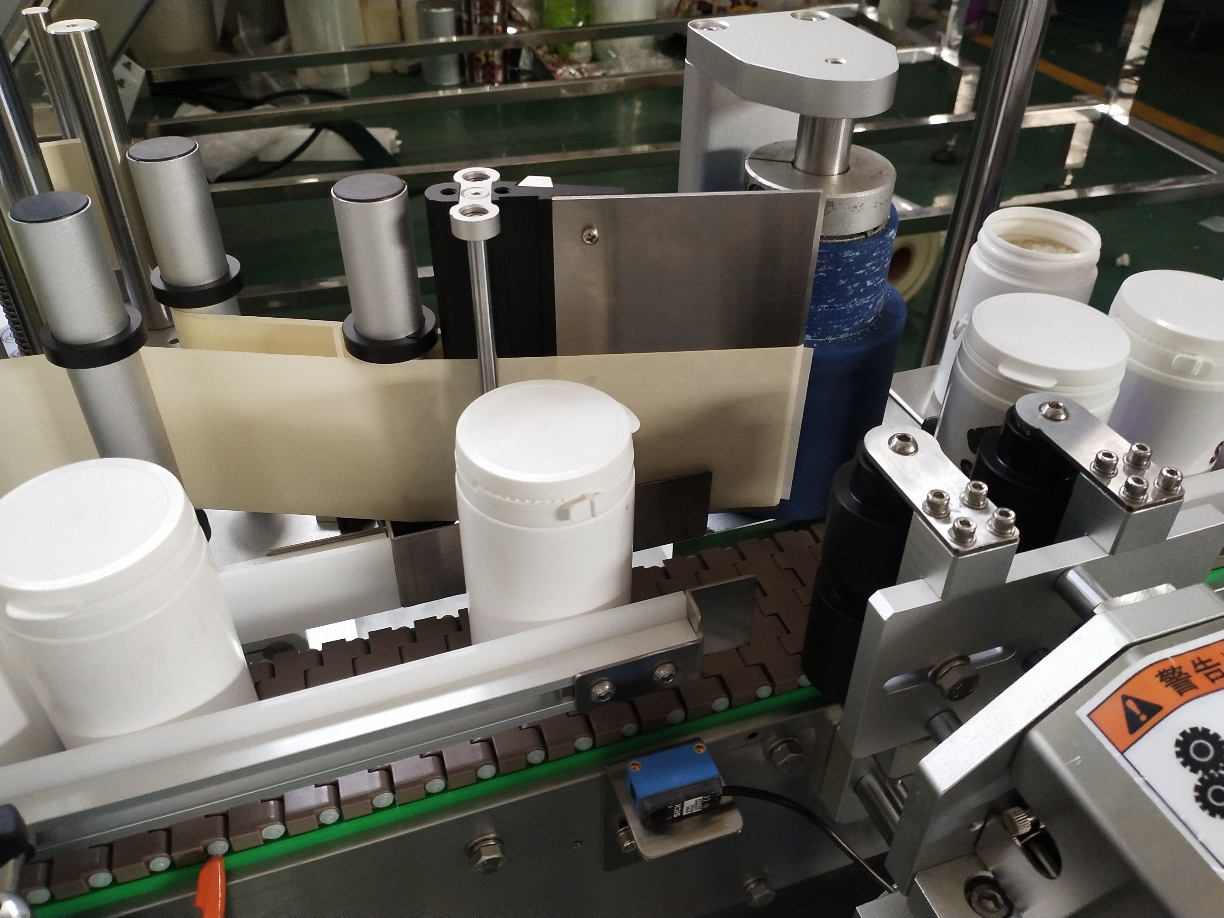 Fully Automatic Labeling Machine Sticker Labeling For Round Bottle Candy Bottle